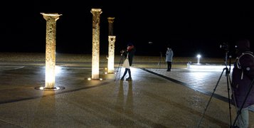 Bright-On-Photography students taking photos with tripods during the night in front of the illuminated West Pier columns by the i360. Photo by Eva Kalpadaki.